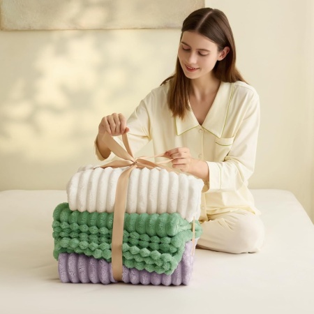 Pătură Dreptunghiulara Fleece WAVVE 150 x 200 cm, Flanelă Moale cu Textură Dungi în Relief, Călduroasă și Respirabilă, pentru Canapea și Pat, Gri - Img 4