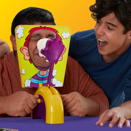 Joc de Societate Hasbro Gaming Pie Face, Joc Amuzant cu Frișcă pentru Familie și Copii 5+ Ani, Joc de Petrecere 2+ Jucători - Img 3
