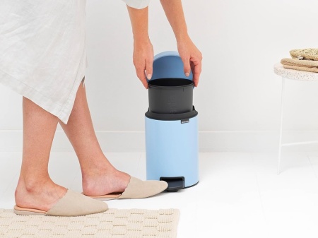 Coș de gunoi cu pedală Brabantia NewIcon, capacitate 5L, închidere silențioasă Soft-Close, găleată interioară detașabilă, Dreamy Blue (Albastru) - Img 6