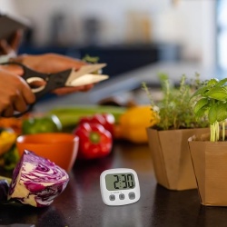 Cronometru și Timer Digital de Bucătărie TFA Dostmann 38.2057.02, Afișaj Mare, Fixare Magnetică și Suport de Masă, Ceas Integrat, Alb - Img 5
