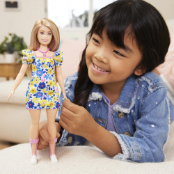 PAPUSA BARBIE FASHIONISTA BLONDA CU SINDROM DOWN - Img 3