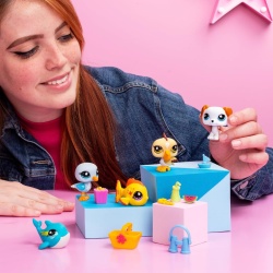 Set de Colecție Littlest Pet Shop Beach Besties 5-Pack, Conține 5 Mini Figurine Animale cu Cap Mobil Bobblehead, 7 Accesorii, Card de Colecție și Cod Virtual Digital pentru Joc Online - Img 5