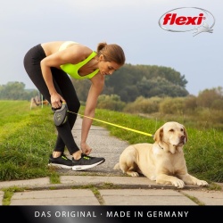 Lesă Retractabilă Flexi Giant L Tape 8 m, Bandă Rezistentă pentru Câini Puternici până la 50 kg, Mâner Ergonomic Soft Grip, Carabinier Solid, Design Modern Oliv / Negru - Img 2
