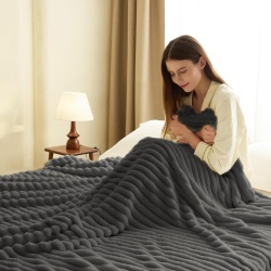 Pătură Dreptunghiulara Fleece WAVVE 150 x 200 cm, Flanelă Moale cu Textură Dungi în Relief, Călduroasă și Respirabilă, pentru Canapea și Pat, Gri - Img 6