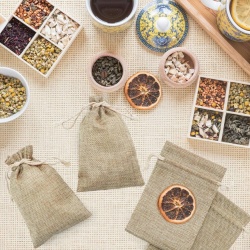 Set 30 Săculeți din Iută Naturală 10 x 15 cm, Săculeți Cadou cu Șnur Textil, Reutilizabili, pentru Bijuterii, Calendar Advent, Proiecte DIY, Nunți și Crăciun - Img 9