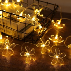 Ghirlandă Luminoasă LED Flori de Cireș (Cherry Blossom) 3 m, 20 LED-uri Lumină Caldă, Alimentare cu Baterii 3x AA, Fir Flexibil din Cupru, 2 Moduri de Iluminare (Continuu / Intermitent), Rezistentă la Apă, Decor Interior și Exterior