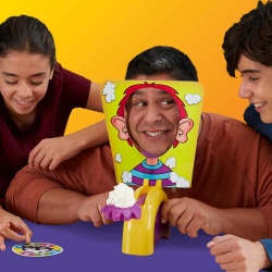 Joc de Societate Hasbro Gaming Pie Face, Joc Amuzant cu Frișcă pentru Familie și Copii 5+ Ani, Joc de Petrecere 2+ Jucători - Img 5
