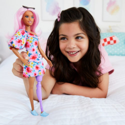 PAPUSA BARBIE FASHIONISTA CU PAR ROZ SI PICIOR PROTETIC - Img 3