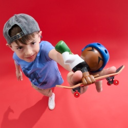 TECH DECH SK8 CREW PACHET 2 SETURI PLACA SI FIGURINA 9.6CM SAPCA NEAGRA SI CASCA ALBASTRA - Img 3