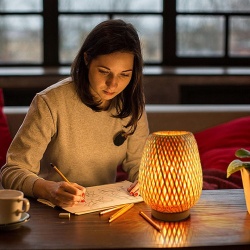 Lampă de Masă Small Boho din Bambus Împletit Manual, Bază din Lemn, Soclu E27, Veioză Decorativă pentru Dormitor și Living, 25 cm - Img 4