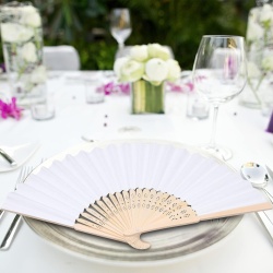 Set 60 Evantaie Pliabile din Bambus și Hârtie Albă Typec Home cu 60 Săculeți din Organza, Evantaie de Mână Elegante pentru Mărturii de Nuntă, Oaspeți, Botez, Evenimente Estivale și Proiecte Creative DIY - Img 3