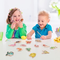 Joc de Pescuit Magnetic din Lemn Montessori, Puzzle 14 Piese cu Tablă Suport și Undiță Magnetică, Peștișori Colorati cu Litere în Engleză, Jucărie Educativă de Dexteritate pentru Copii 3+ Ani - Img 3