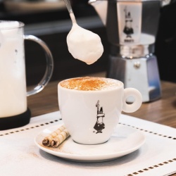 Ceașcă de Cappuccino cu Farfuriuță Bialetti Institutional, Porțelan, Capacitate 240 ml, Alb - Img 2