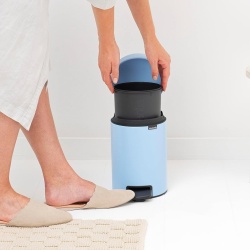 Coș de gunoi cu pedală Brabantia NewIcon, capacitate 5L, închidere silențioasă Soft-Close, găleată interioară detașabilă, Dreamy Blue (Albastru) - Img 6