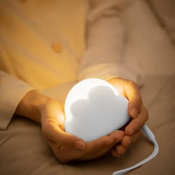 Lampă de Noapte LED în Formă de Nor (Cloud Night Light), Intensitate Reglabilă, 2 Moduri de Culoare, Acumulator 1200 mAh, Mâner din Silicon, Alb
