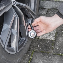 Pressure gauge with analogue display for measuring wheel pressure - Img 2