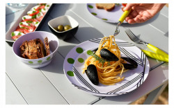 Melamine crockery set with green polka dots (16 pieces) - Img 3
