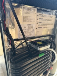 Frigider Freucamp RAE90L, 88l litri cu alimentare pe gaz / 12V / 220V pentru montat in camper, 51 x 75,5 x 59,7 cm - Img 11
