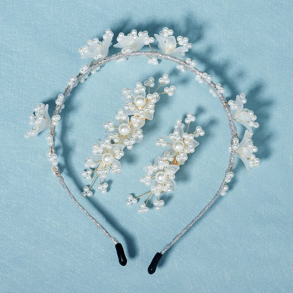 Set cordeluta si agrafe handmade cu perle si floricele albe