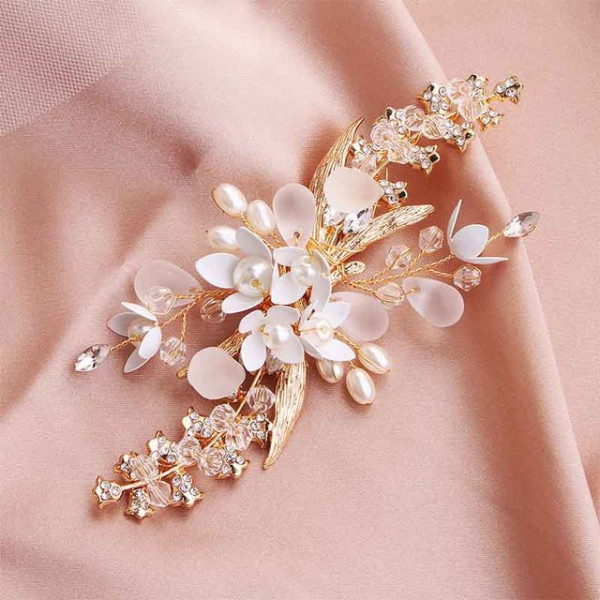 Accesoriu par auriu, stil agrafa, cu flori albe si perle, Floris