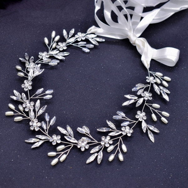 Ornament de par cu perle si cristale