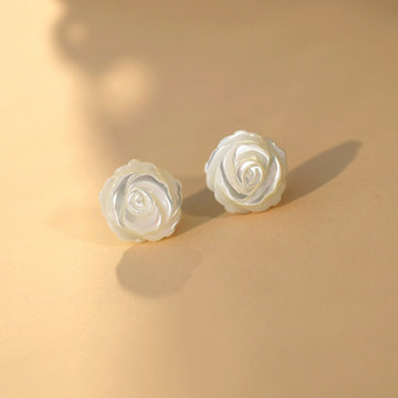 Cercei mici eleganti 