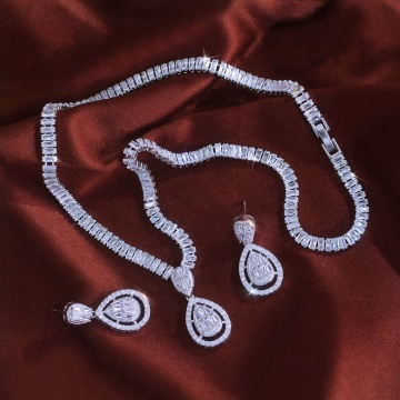 Set bijuterii cu pietre de zirconiu