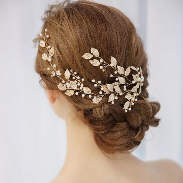 Accesoriu par auriu modelator cu frunze si perle