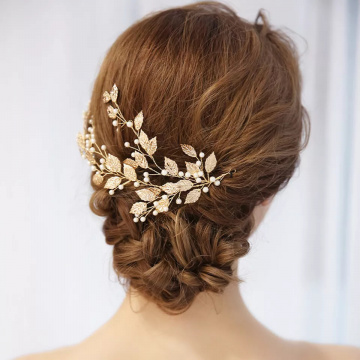 Accesoriu par auriu modelator cu frunze si perle