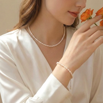 Silver necklace and bracelet set with natural cultured pearls, Ivone