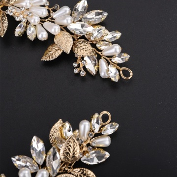 Accesoriu par auriu modelator cu frunze si perle