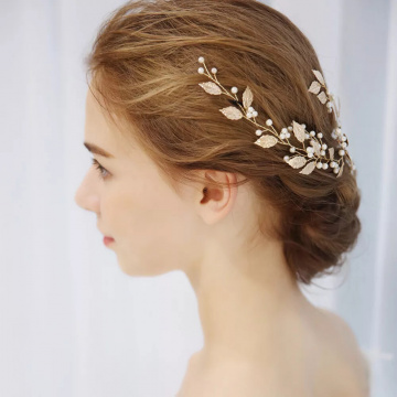 Accesoriu par auriu modelator cu frunze si perle