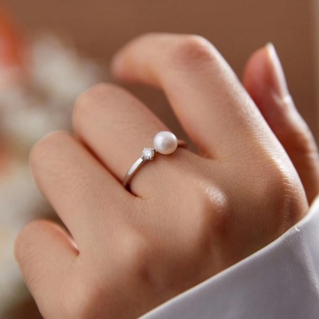 Inel din argint cu diamant moissanite si perla naturala