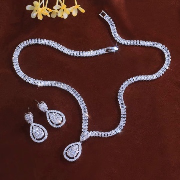 Set bijuterii cu pietre de zirconiu