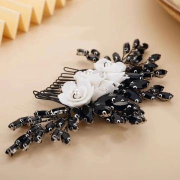 Accesoriu par cu pietre negre si flori albe
