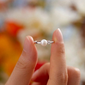 Inel din argint cu diamant moissanite si perla naturala