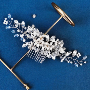 Accesoriu par stil pieptene
