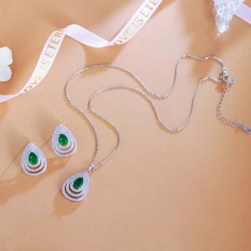 Set bijuterii elegant cu pietre verzi