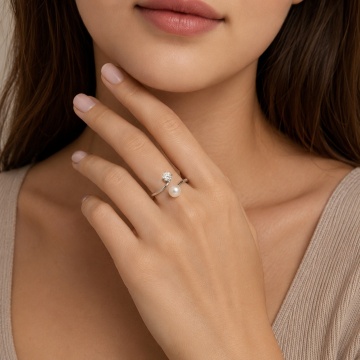 Inel din argint ajustabil cu Moissanite si perla alba