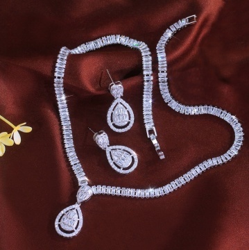 Set bijuterii cu pietre de zirconiu