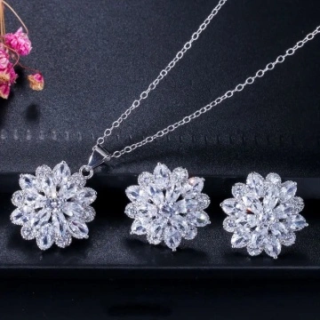 Set bijuterii cu pietre din zirconiu