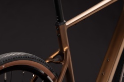 BICICLETA CUBE NULANE ONE METALLICCARAMEL BROWN 2027 L - Img 3