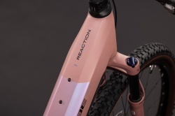 BICICLETA ELECTRICA CUBE REACTION HYBRID PERFORMANCE 720 EASY ENTRY RUBY BLACK 2027 L - Img 2