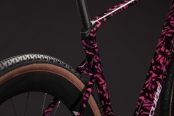 BICICLETA CUBE NUROAD C:62 SLX PINKACTION BLACK 2027 L - Img 4