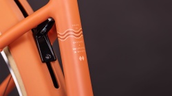 BICICLETA ELECTRICA CUBE ARUBA HYBRID 600 EASY ENTRY PAPAYA CREME - Img 11