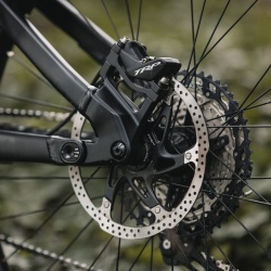 BICICLETA MTB ELECTRICA FULL SUSPENTION MARIN ALPINE TRAIL E2 GREY BLACK MARIME M - Img 7
