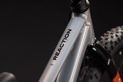 BICICLETA CUBE REACTION 200 PRO PRIZMPOLISHED RED 2027 roti 20 - Img 2