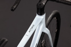 BICICLETA CUBE ATTAIN RACE GLACIER BLACK 2027 50 cm - Img 2