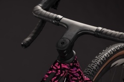 BICICLETA CUBE NUROAD C:62 SLX PINKACTION BLACK 2027 L - Img 2