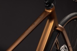 BICICLETA CUBE NULANE ONE METALLICCARAMEL BROWN 2027 L - Img 2